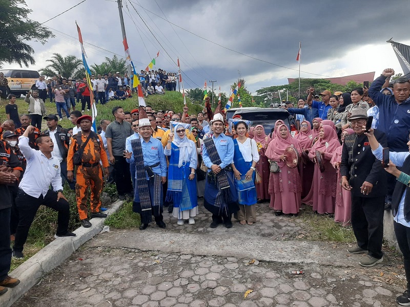 asangan Anton-Benny dan pendukungnya saat tiba di halaman kantor KPU Simalungun dengan diiringi grup Nasyid Modern, Kamis (29/8) sore.(Waspada/Hasuna Damanik).