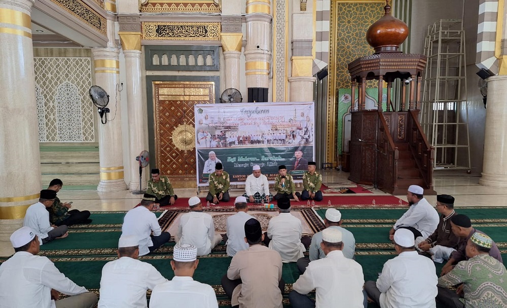 Jamaah Haji Kloter 10 Debarkasi Aceh, menggelar doa bersama sebagai tanda syukur atas suksesnya penyelenggaraan ibadah haji di Masjid Agung Darussalihin Idi, Aceh Timur, Rabu (31/7). Waspada/H. Muhammad Ishak