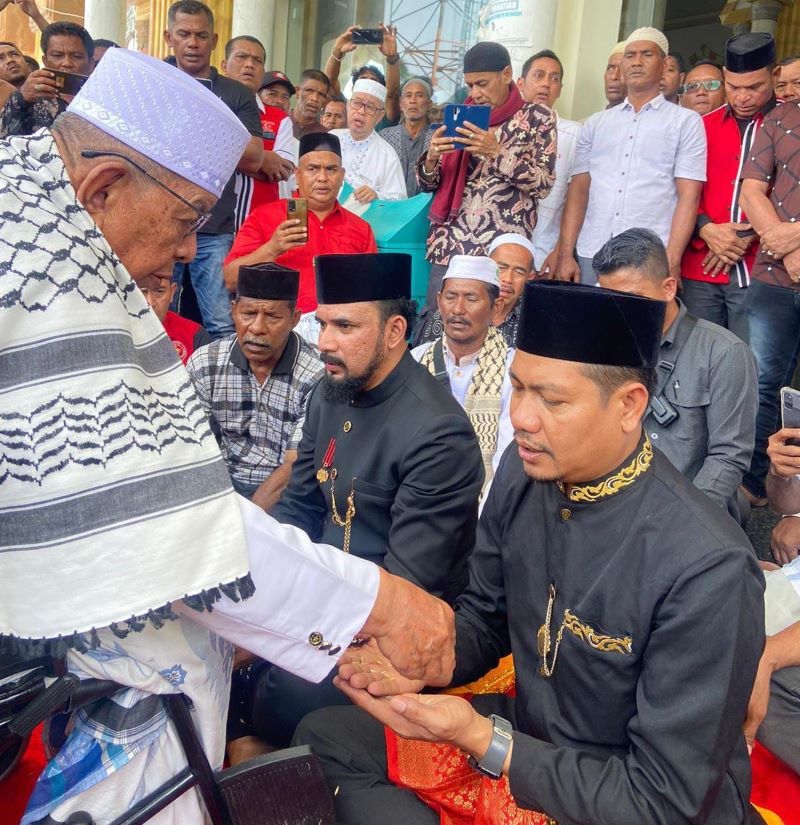 Ulama kharismatik Aceh, Tgk H Sofyan Mahdi atau Abon Arongan memimpin upacara tepung tawar (peusijuek--red) Cabup/Cawabup Aceh Timur, Iskandar Usman Alfarlaky - T Zainal Abidin di Peureulak, Aceh Timur, Kamis (29/8). Waspada/Muhammad Ishak