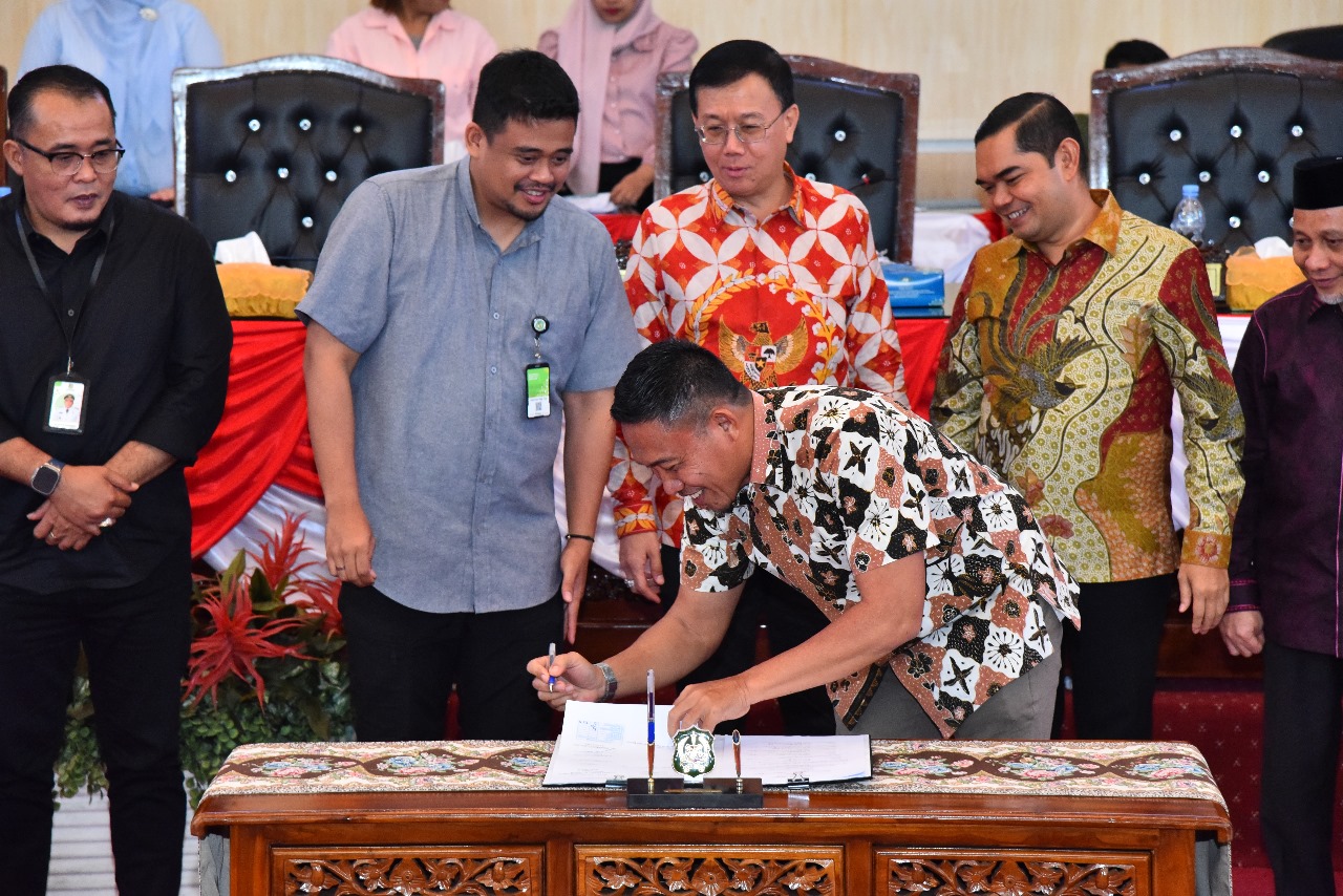 Pimpinan DPRD Medan dan Wali Kota Medan menandatangani persetujuan Perubahan APBD 2024 dalam rapat paripurna DPRD Medan