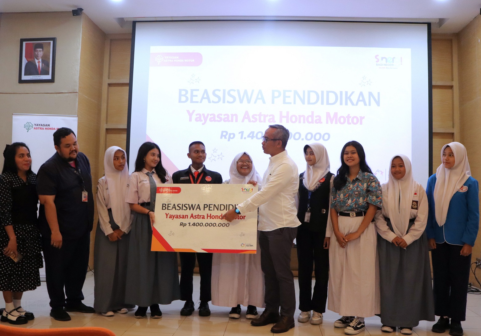 Duta Safety Riding Peroleh Beasiswa Pendidikan Yayasan AHM