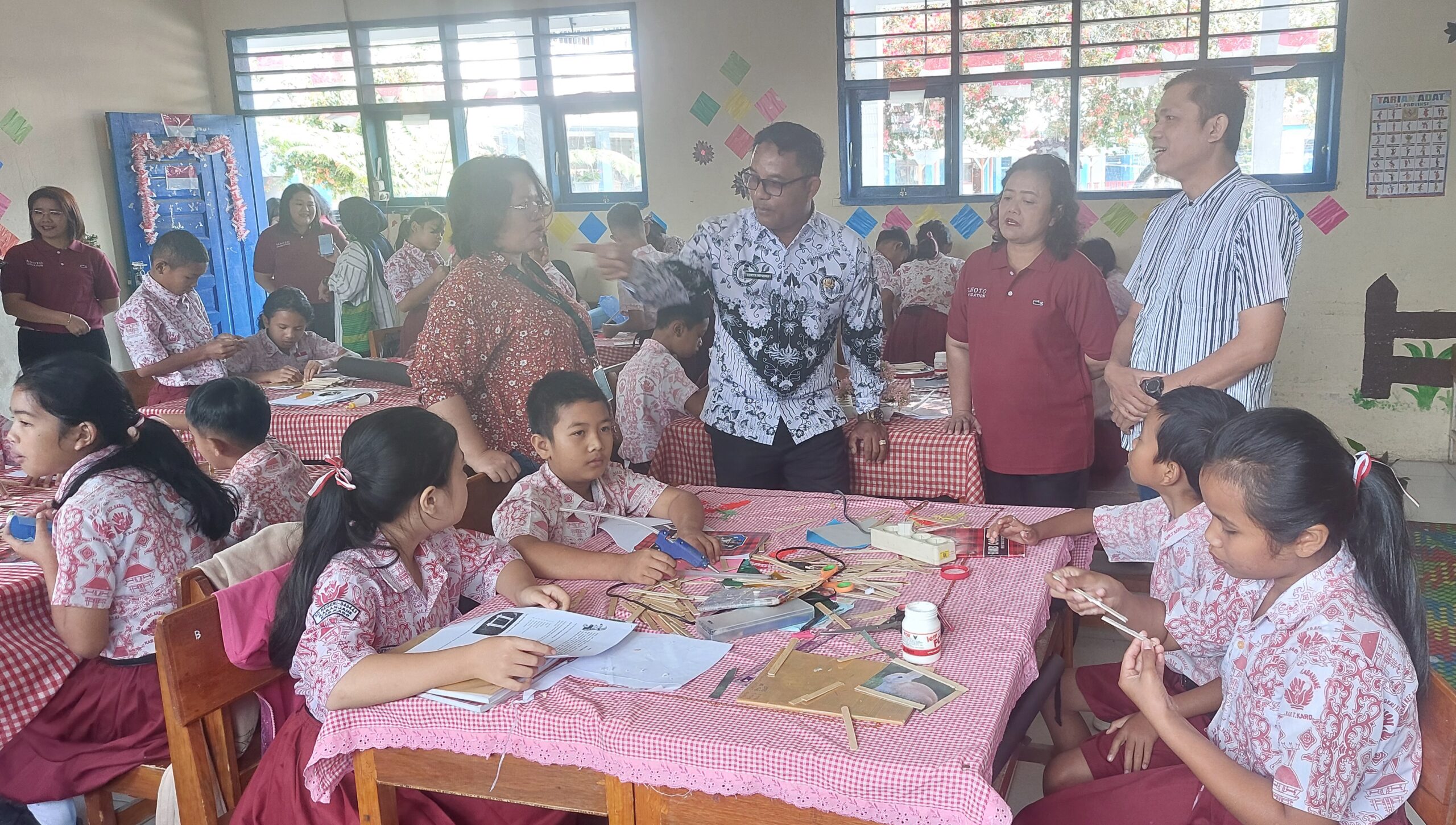 Tim Monitoring Fasda Perubahan Tanoto Foundation saat melakukan monitoring di SD Negeri 048232 Kabanjahe, Kamis (19/9).