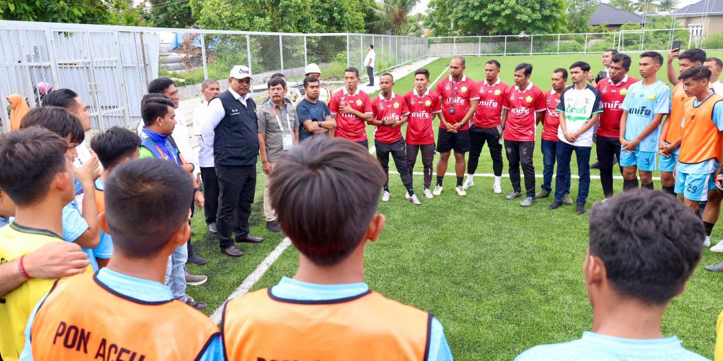 Kunjungi Latihan Tim Sepakbola PON Aceh, Pj Gubernur Safrizal: Habisi Semua Lawan