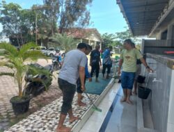 Sambut PON XXI, Puluhan TKSK Aceh Timur Bersihkan Toilet Masjid Dan Tempat Wudhuk