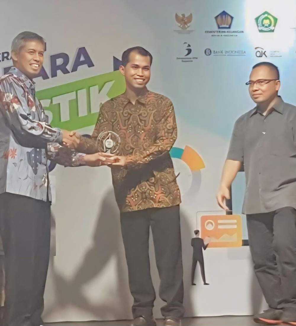 SUNARJI Harahap (dua kanan) menerima Piagam Penghargaan Juara 1 Tingkat Nasional Jurnalistik KNKS 2019, di Jakarta. Waspada/ist