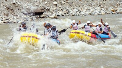 Pj Bupati Agara Berbaur Nonton Arung Jeram