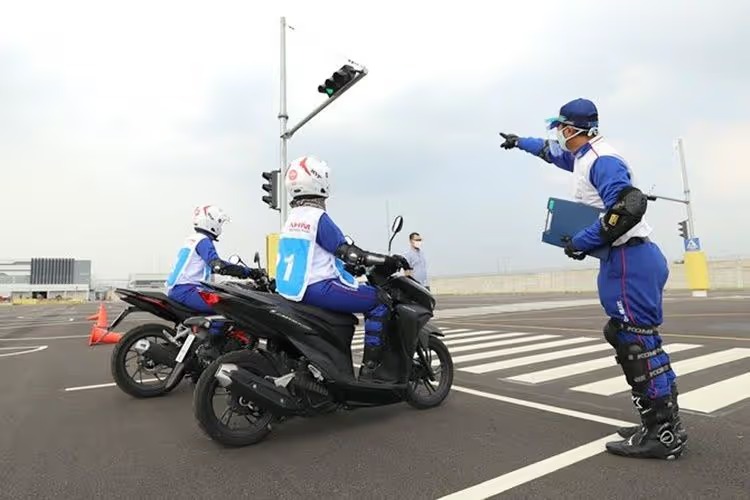 Cari_aman Di Jalan, Gunakan Jurus 4T Saat Menyeberang