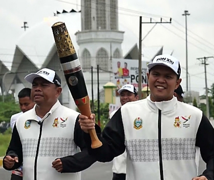 Ketika Bupati Dan Wabup Sergai Bawa Obor Api PON Sejauh 3 Km