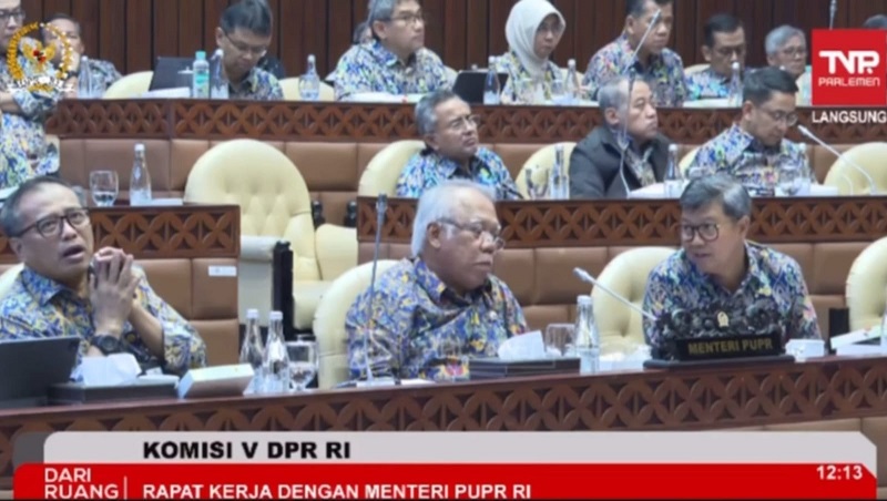 Menteri PUPR Basuki Hadimulijono (tengah) serius saksikan video Jalinsum Batu Jomba Tapsel dalam bersama Raker Komisi V DPR RI. (Waspada/Ist)