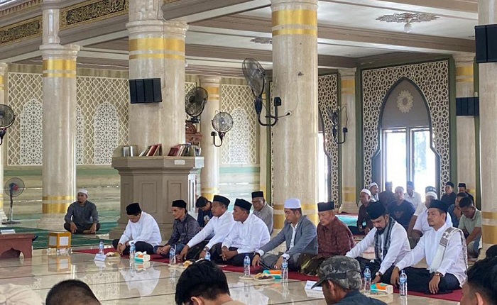 Paslon Bupati/Wakil Bupati Aceh Timur, duduk rapi menanti giliran dalam tahapan Uji Kemampuan Membaca Al-Qur'an yang diselenggarakan KIP Aceh Timur di Masjid Agung Darussalihin Idi, Aceh Timur, Rabu (4/9). Waspada/H. Muhammad Ishak