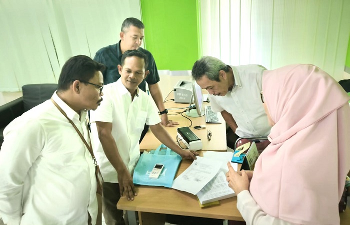 Kordiv HP2H Bawaslu Tapsel, Vernando Maruli Aruan, ST, C.Med (kiri) saat mengawasi proses verifikasi Ijazah Balon Bupati dan Wakil Bupati Tapsel di SMA Negeri 1 Medan yang dilakukan KPU Tapsel pada tanggal 2 September 2024.Waspada/ist.