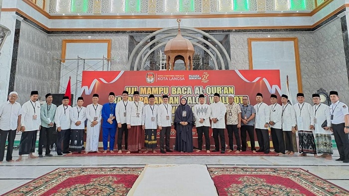 Lima pasangan bakal calon (Bacalon) Wali Kota dan Wakil Wali Kota Langsa, ikuti uji mampu baca Al Qur'an, di Masjid Raya Darul Fallah Kota Langsa, Kamis (5/9). Waspada/Rapian