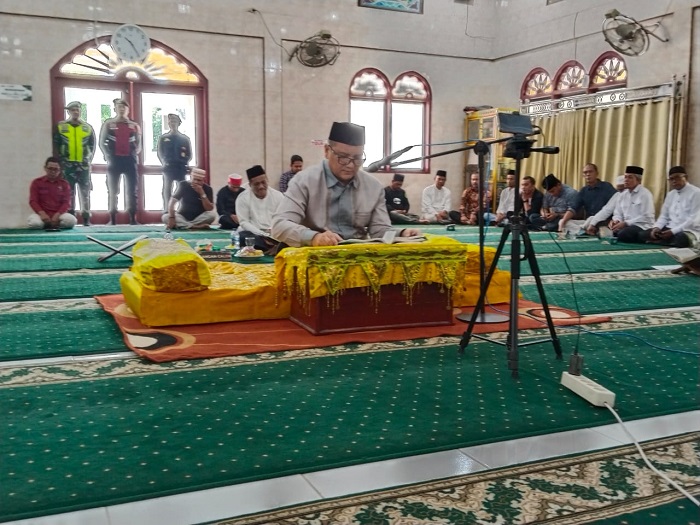 Paslon Bupati Aceh Tamiang, Armia Fahmi dan Wakil Bupati, Ismail mengikuti uji baca Al-Qur'an pada Kamis (5/9) di Masjid Nur Hasanah Kampung Perkebunan Tanah Terban,Kecamatan Karang Baru. (Waspada/Yusri).