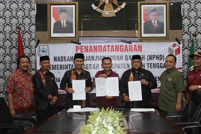 Pj Bupati Agara, Drs. Syakir, M.Si saat sedang menunjukan tuntasnya pembayaran NPHD biaya Pilkada Agara 2024.Waspada/Seh Muhammad Amin