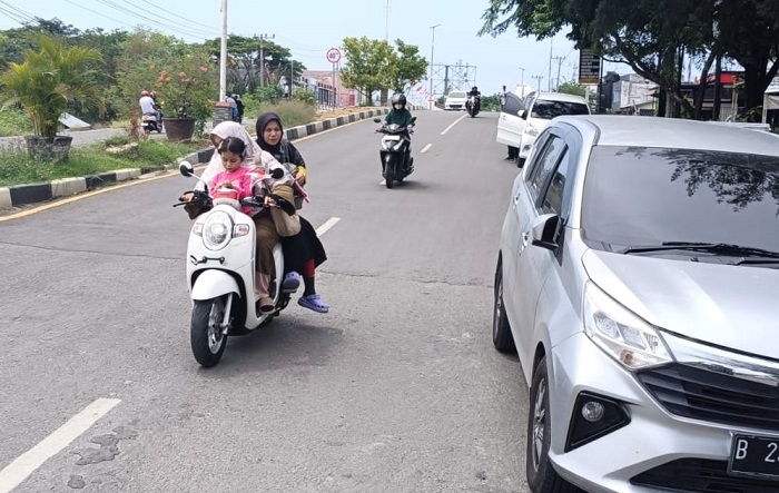 Sejumlah kendaraan sedang melaju turun dari atas Oprit Jembatan Krueng Tukah, Kota Sigli, Kabupaten Pidie, Kamis (9/9). Waspada/ Muhammad Riza