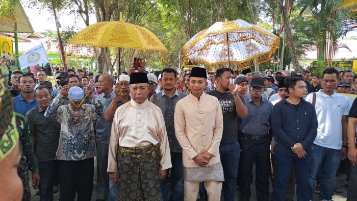 Rombongan Paslon Bupati dan Wakil Aceh Tamiang, H Hamdan Sati-Febriadi ketika mendatangi Sekretariat KIP Kabupaten Aceh Tamiang, Rabu (11/9)sore. Waspada/ Muhammad Hanafiah