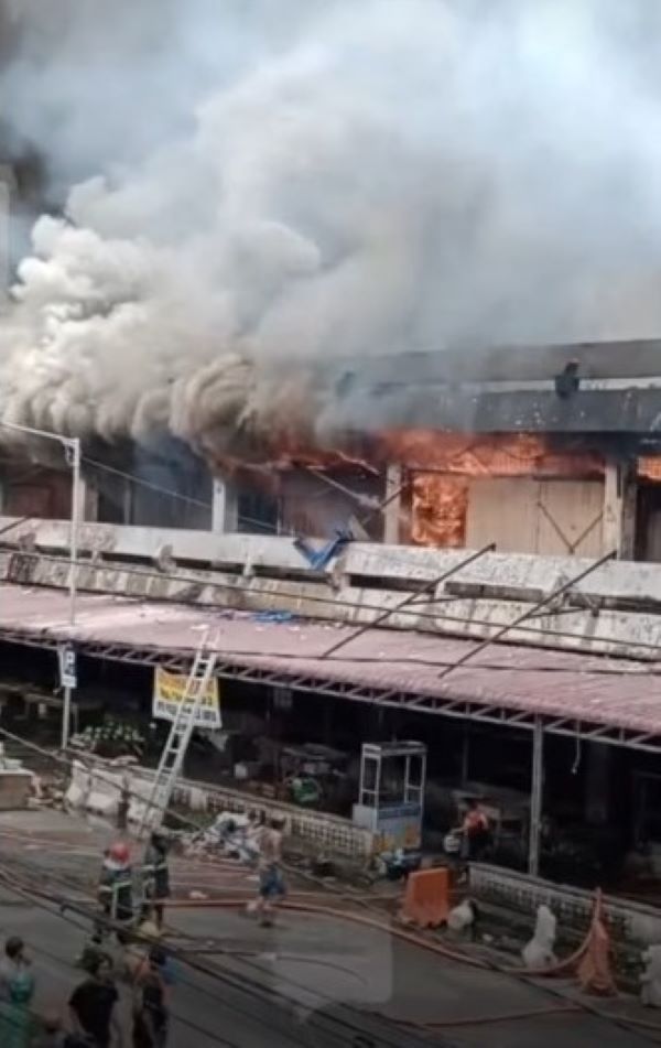 Tangkaplayar kebakaran yang terjadi di Pasar Horas Kota Pematangsiantar. Waspada/Ist