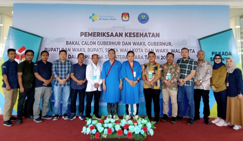 Pasangan Balon Bupati dan Wakil Bupati Tapsel, Gus Irawan Pasaribu, SE, Ak, MM, CA dan Jafar Syahbuddin Ritonga, DBA foto bersama dengan KPU dan Bawaslu Tapsel usai pemeriksaan kesehatan di RSUP H. Adam Malik, Medan, Minggu (1/9). Waspada/Ist.