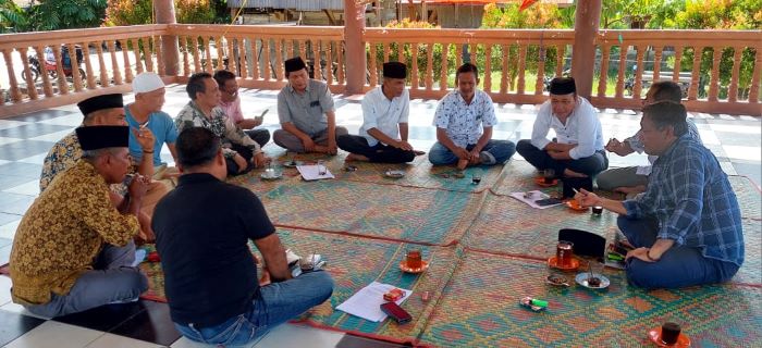 Pemangku adat (Barisan Harajaon Mandailing Godang) saat diskusi bersama dalam membedah visi-misi Bacalon di Bagas Godang Kotansiantar. Waspada/Ali Anhar Harahap.