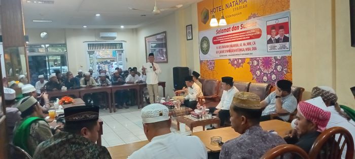 Paslon BAGUSI Tapsel bersilaturahmi dengan para ustadz dan ustadzah dari seluruh kecamatan. (Waspada/Ist)