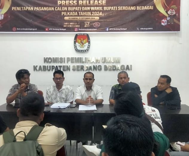 Ketua KPU Sergai, Agusli Matondang (tengah) didampingi Komisioner, Liston Robert Saragih Erdian Wirajaya, H.Muhammad Sofian dan Fuad Hasan Lubis saat mengumumkan penetapan pasangan calon Bupati dan Wakil Bupati Sergai di Pilkada 2024, Minggu (22/9) di kantor KPU setempat di Sei Rampah. (Waspada/Edi Saputra)