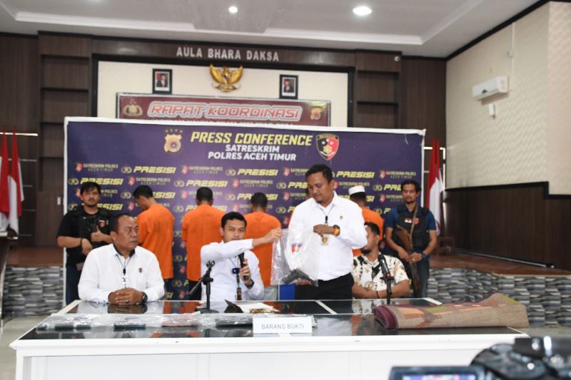 Kasat Reskrim Polres Aceh Timur Iptu Adi Wahyu Nurhidayat, membeberkan pengungkapan komplotan penculi bersenjata air softgun dalam Konferensi Pers di Mapolres Aceh Timur di Peudawa, Senin (2/9). Waspada/Muhammad Ishak