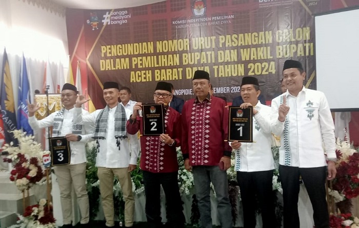 Para Paslon Bupati/Wakil Bupati Abdya Periode 2024-2029, memperlihatkan nomor urut masing-masing, usai memperoleh nomor urut berdasarkan undian. Senin (23/9).Waspada/Syafrizal