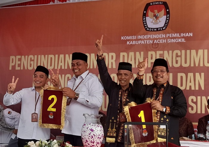 Paslon Nomor urut 1 Safriadi-Hamzah Sulaiman (Sahabat) bersama Paslon nomor urut 2 Dulmusrid-Al Hidayat (Duha) saat menunjukkan nomor urut masing-masing pasangan calon bupati wakil bupati, di Kantor KIP Aceh Singkil, Senin (23/9/2024). WASPADA/Ariefh.