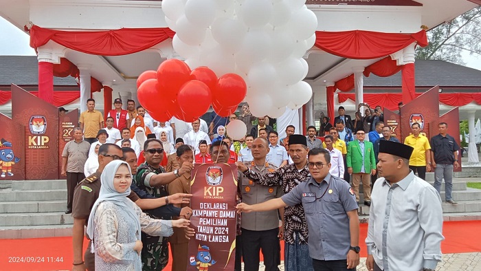 Kelima pasang calon kepala daerah melepaskan balon Deklarasi Kampanye Damai Pemilihan Wali Kota dan Wakil Wali Kota serentak 2024 yang diselenggarakan Komisi Independen Pemilihan (KIP) Kota Langsa di Lapangan Merdeka Kota Langsa, Selasa (24/9). Waspada/dede