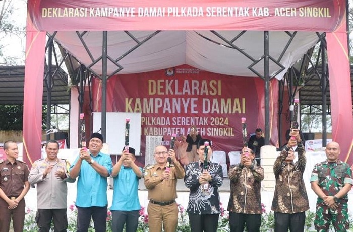 Kapolres Aceh Singkil AKPB Suprihatiyanto saat menyaksikan pelepasan petasan oleh Ketua KIP, Pj Bupati dan 2 Paslon bupati-wakil bupati, usai penyerahan Walpri saat Deklarasi Kampanye Damai, Selasa (24/9/2024). WASPADA/Ariefh