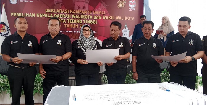 Paslon Wali Kota dan Wakil Wali Kota deklarasi kampanye damai, Selasa (24/09/2024) sore di Sekretariat Kantor KPU Kota Tebingtinggi. Waspada/Ist