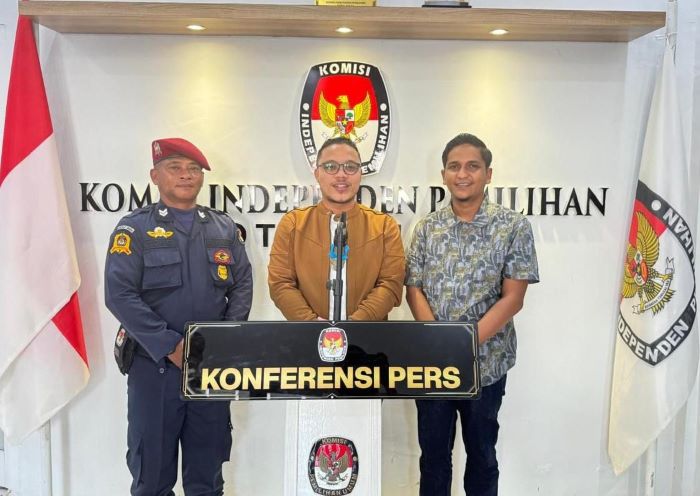 Ketua Divisi Teknis KIP Langsa, Muhammad Alfadhal, M.Si saat memberikan keterangan didampingi Koordinator Divisi Sosdiklih, Parmas dan SDM, KIP Langsa, Fauzan Rizal, SPd.I. Waspada/dede