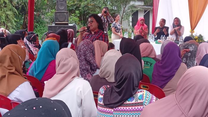 Ny Ratnawati RHS saat menghadiri kegiatan silaturahmi dan konsolidasi dengan Tim Perempuan Tangguh untuk pemenangan pasangan Cabup/Cawabup Simalungun, RHS-AZI di Kec. Bandar Masilam, Kamis (26/9).(Waspada/ist)