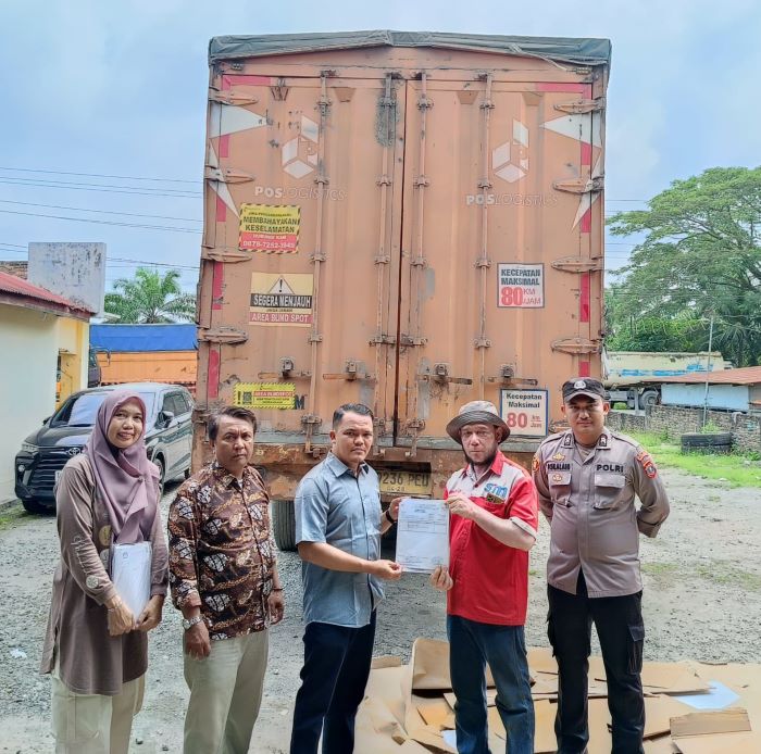 KETUA KPU Batubara Erwin, staf sekretariat serta staf Bawaslu dan kepolisian menerima logistik berupa kotak suara Pilkada yang masuk di gudang logistik di Desa Sumber Padi Kecamatan Limapuluh, Minggu (29/9).Waspada/Iwan Has