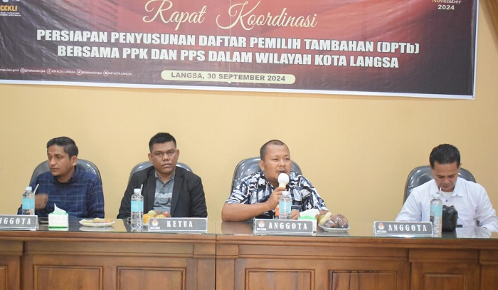 KIP Kota Langsa saat melakukan Rakor penyusunan Daftar Pemilih Tambahan (DPTb) pemilihan Gubernur dan Wakil Gubernur, Bupati dan Wakil Bupati, serta Wali Kota dan Wakil Wali Kota di aula Tirta Convention Hall, Senin (30/9). Waspada/dede