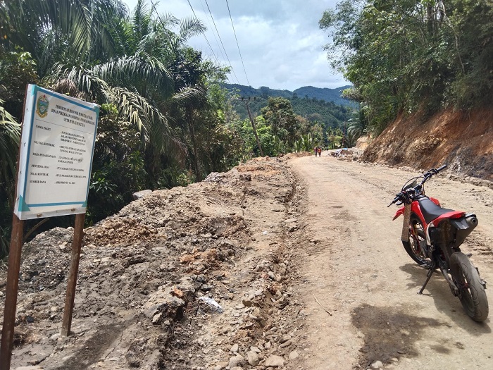 Proyek peningkatan struktur jalan provinsi ruas Sihaporas-paringgonan di wilayah kecamatan Sosopan berbiaya Rp 23,4 miliar.(Waspada/Idaham Butar Butar)