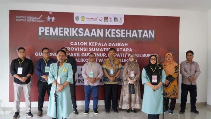 Basyaruddin Nasution didampingi Erlis Afriyanti saat konferensi pers di RSU Haji Medan. Waspada/Ist