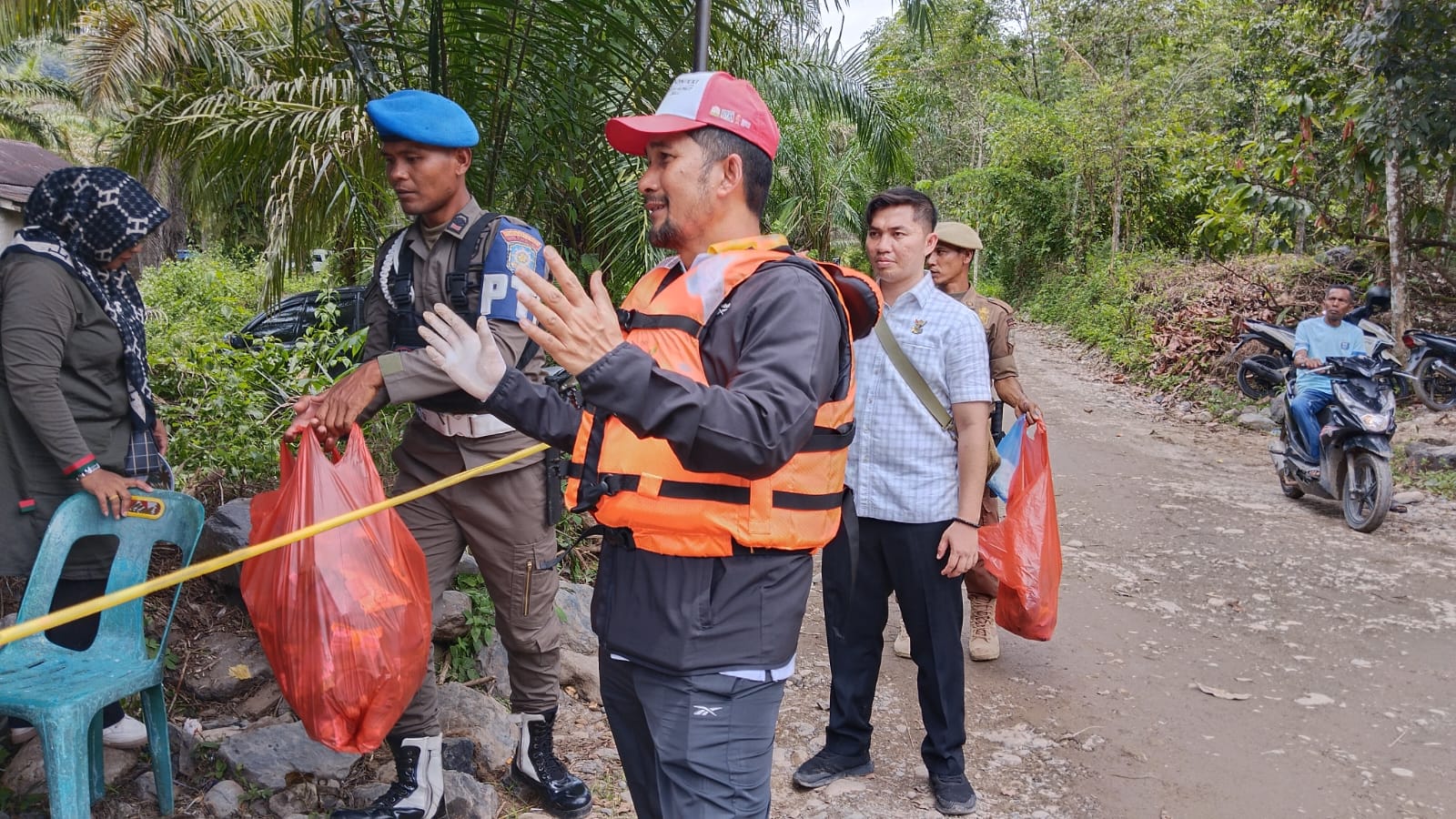 Pj Bupati Agara Operasi Pungut Sampah Di Lokasi Arung Jeram