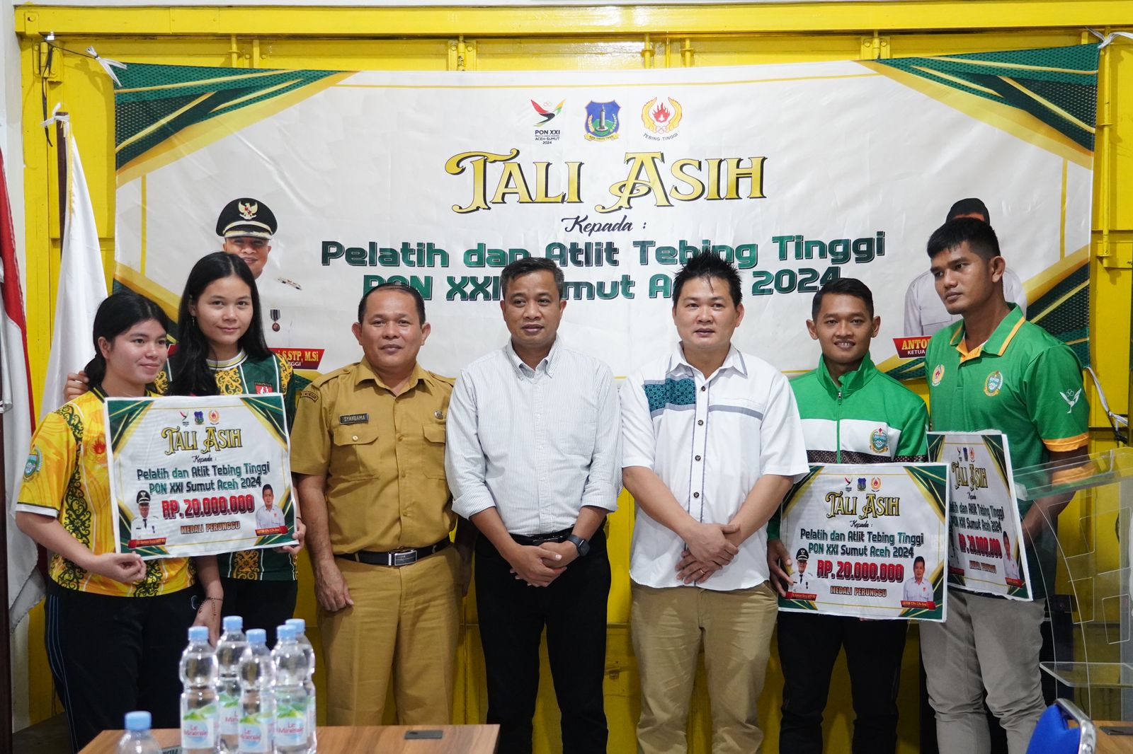 Pj Wali Kota Tebingtinggi Serahkan Tali Asih Atlet PON