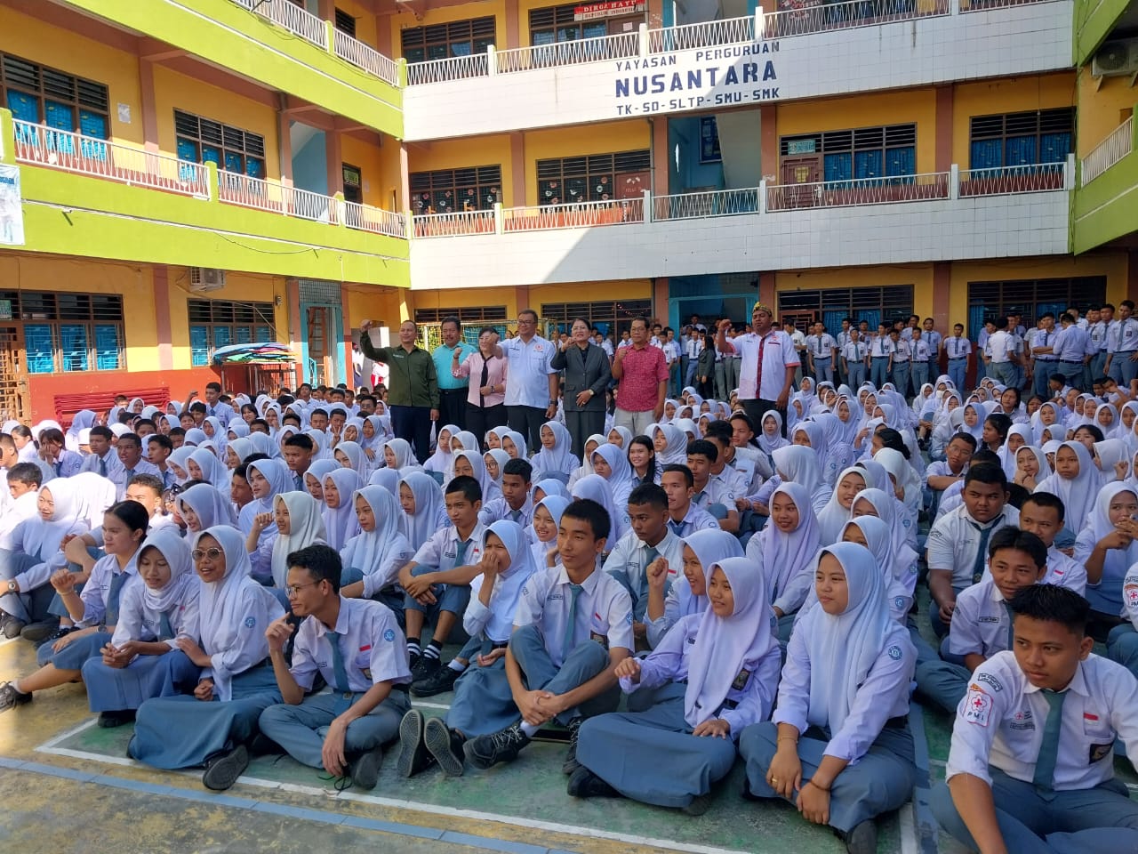 Ketua Umum KONI Deliserdang, Dr. Asri Ludin Tambunan Foto Bersama Dengan Perguruan SMA Nusantara