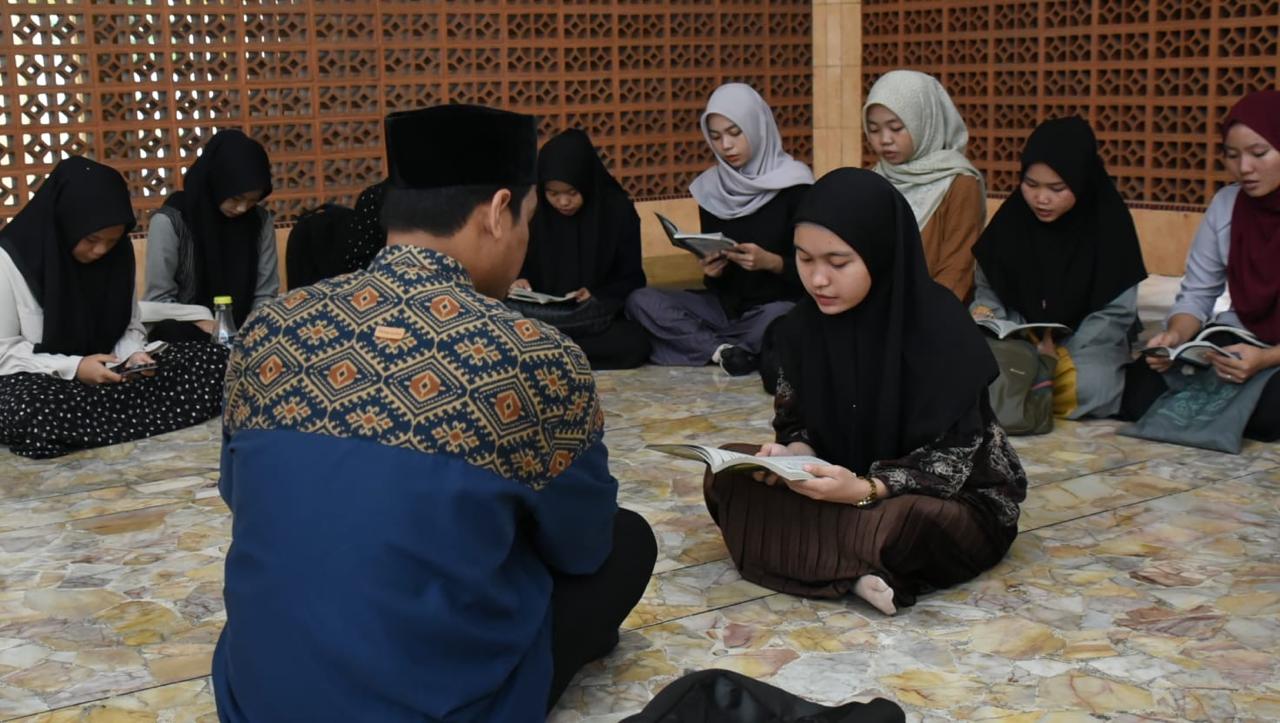 DOSEN MKU agama Islam Unimed saat mendampingi mahasisalwa membaca dan memahami Alquran di Masjid Unimed. Waspada/Ist