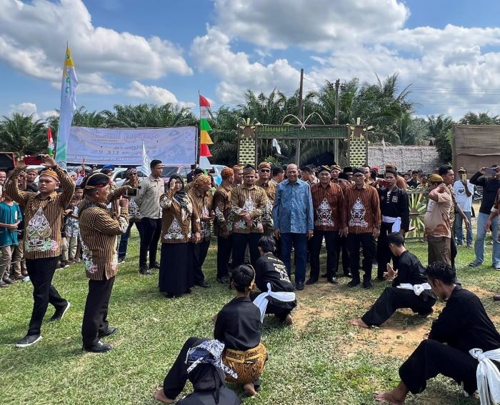 Calon Bupati Langkat Syah Afandin saat menghadiri acara pelantikan pengurus DPD Pujakesuma Langkat di lapangan sepak bola Pir Adb, Besitang, Minggu (27/10). Waspada/Ist