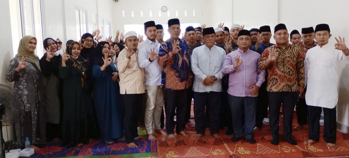 Calon Bupati Deliserdang HM Ali Yusuf Siregar saat berfoto bersama. (Waspada/ist)