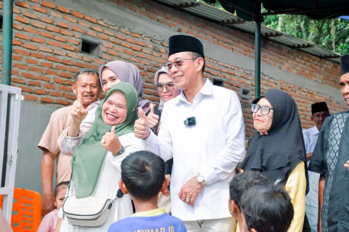 Cabup Tapsel No.1 Gus Irawan saat menghadiri pengajian wirid yasin dan syukuran di Desa Sipange Siunjam. (Waspada/Ist).