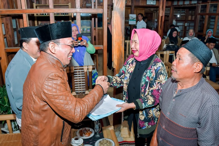 Bunda Oma serahkan bukti dukungan warga Sipirok kepada Gus Irawan dan Jafar Syahbuddin di Pilkada Tapsel. (Waspada/Ist)