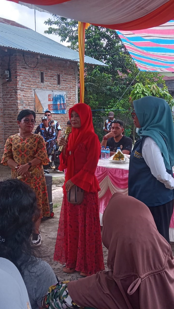 Triwardini, orang yang pernah diberangkatkan umroh oleh Radiapoh dan Nyonya RHS, saat menyampaikqn sambutan.(Waspada/ist)