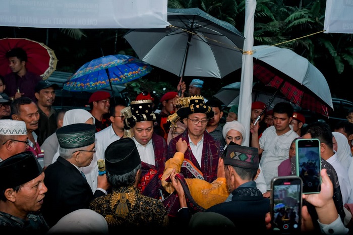 Cabup dan Cawabup Tapsel No.1, Gus Irawan dan Jafar Syahbuddin disambut gembira oleh masyarakat Kecamatan Marancar. (Waspada/Ist)