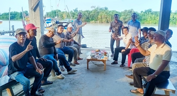 Sejumlah tokoh masyarakat nelayan Kec. Tanjungberingin bersama Calon Wakil Bupati Sergai nomor urut 1, Adlin Tambunan di Dusun Dungun Desa Tebingtinggi Kec. Tanjungberingin, Selasa (8/10) sore kemarin. (Waspada/Edi Saputra)