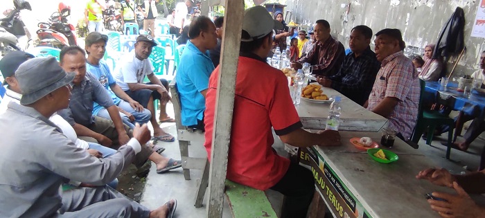 Calon Bupati Sergai H Darma Wijaya nomor urut 1 nongkrong bersama warga Seibamban membahas pertanian dan ketahanan pangan di Warung Kopi Opi, Dusun I, Desa Seibamban. Waspada/Darmawan