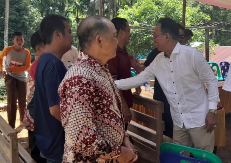 Lintasi Sungai Dan Jalan Hancur, Gus Irawan Layat Warga Tapsel